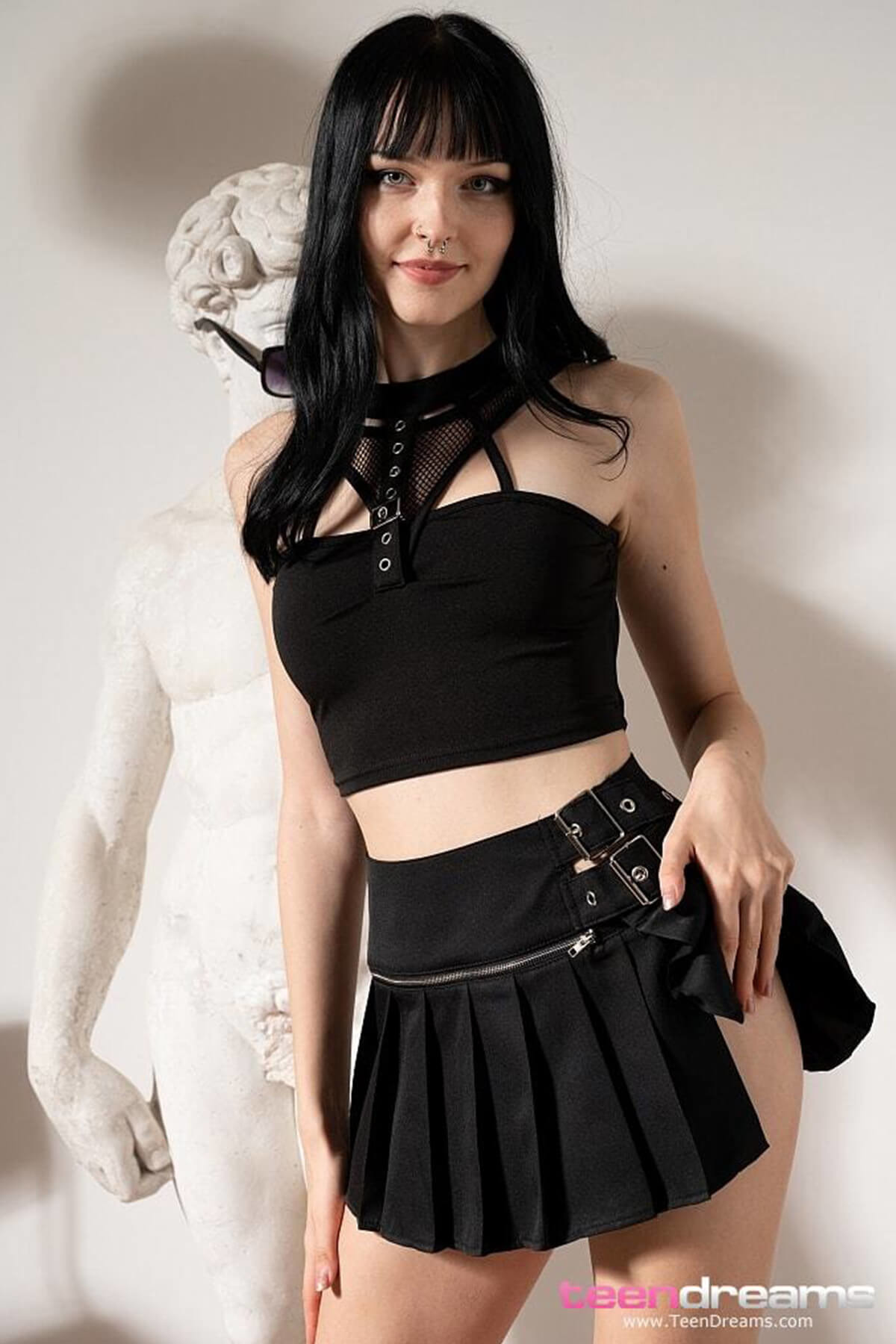 Leggy Amelia in Black Goth Outfit - picture 04