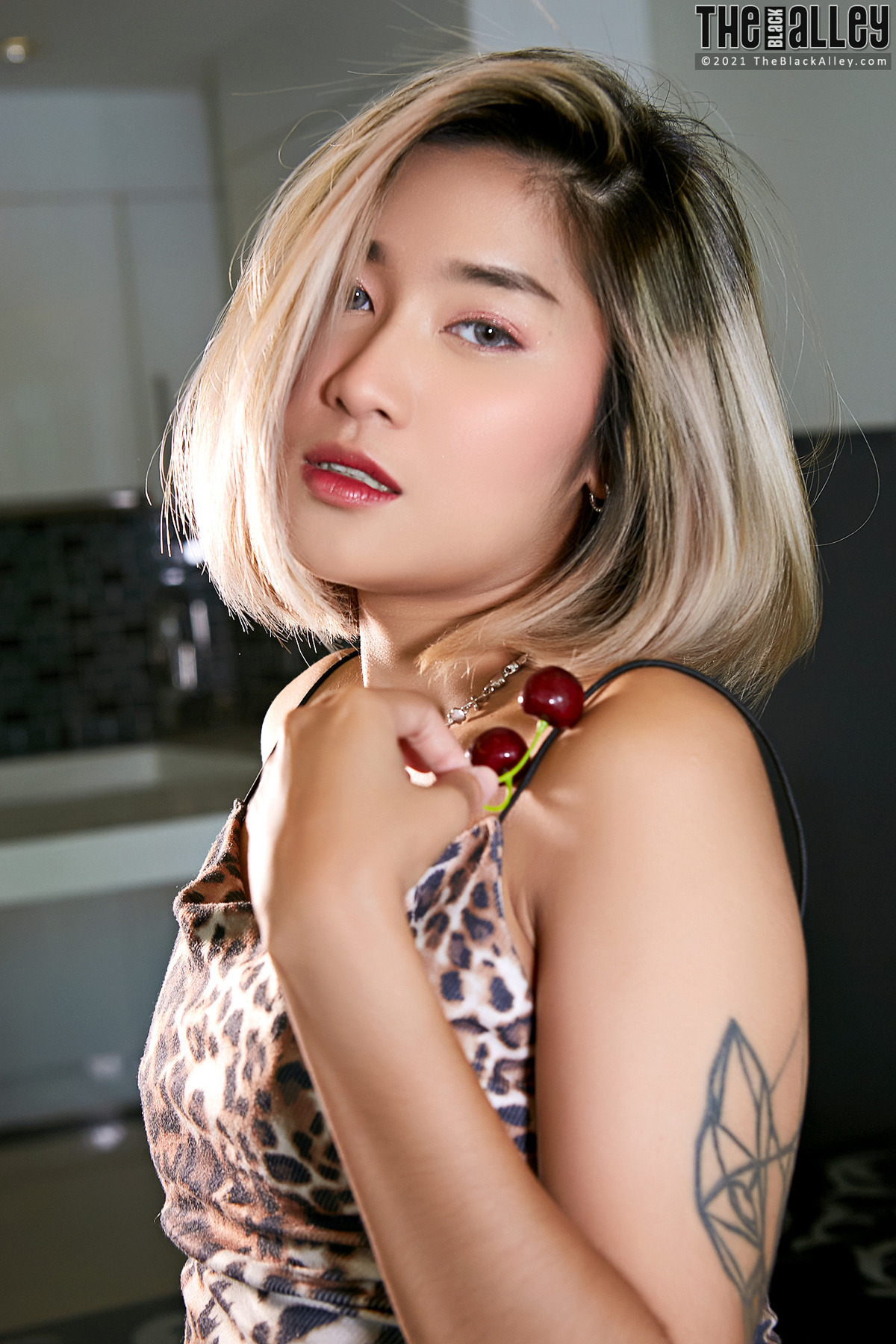 Asian Slut Apple - Hairy Pussy Pics - picture 03