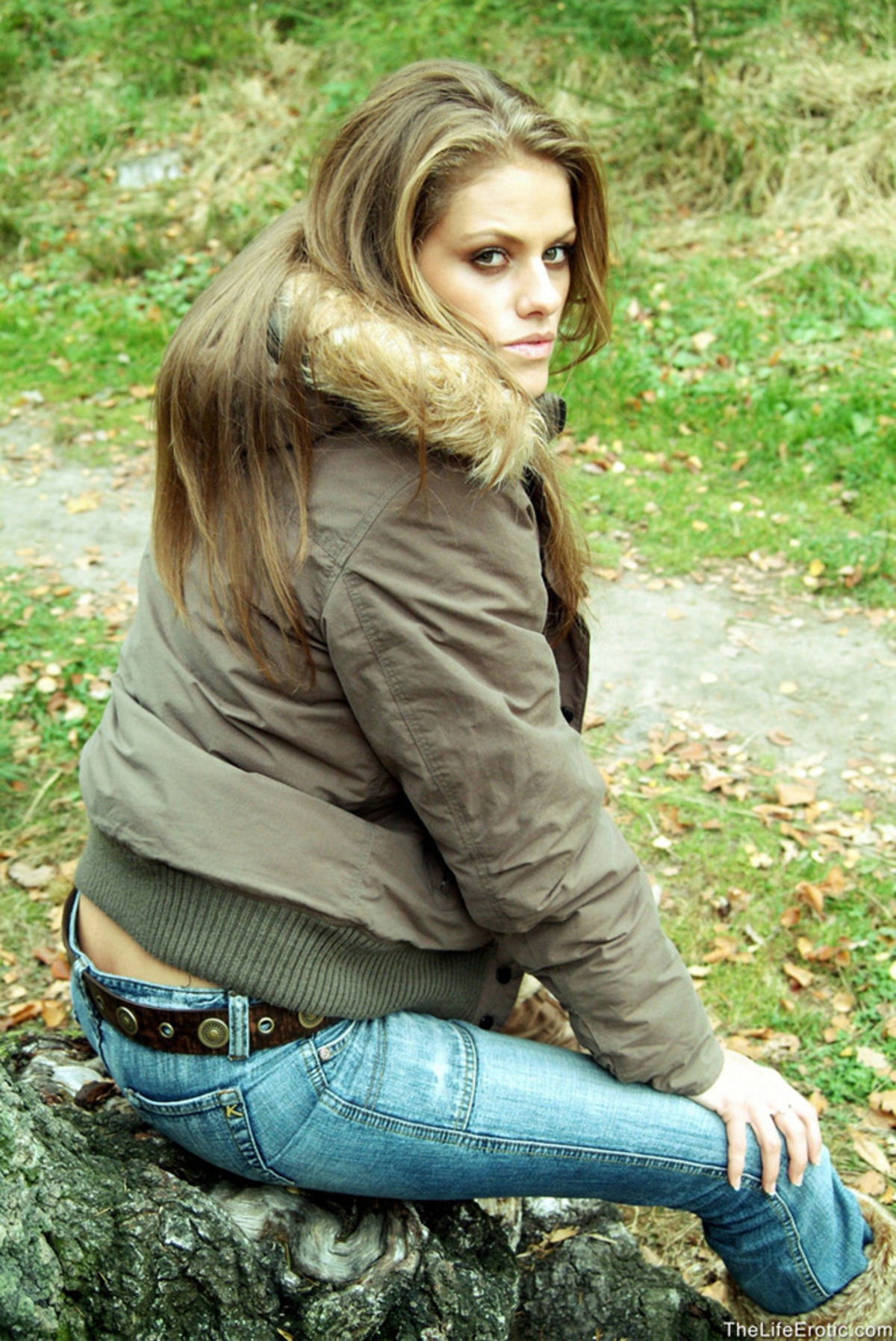 Fucking Hot Brunette In The Forest - picture 11