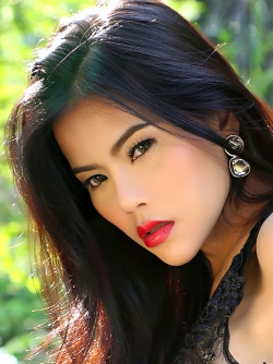 Sensual Asian Babe Veevie Red Lips
