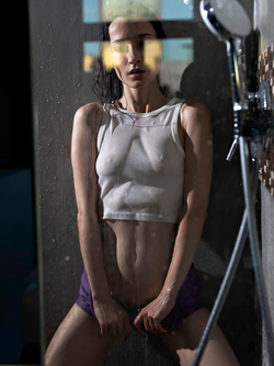 Shower Scene: International Model Sofi Ka Shows us her Sultry Side
